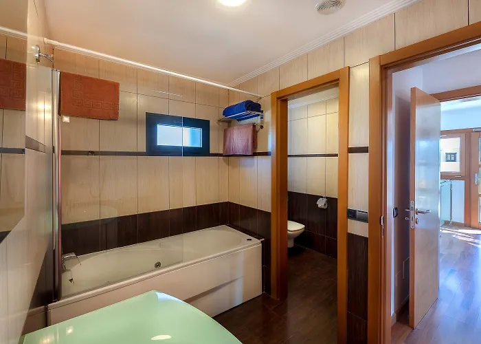 빌라 Camelot Homes By Livvo